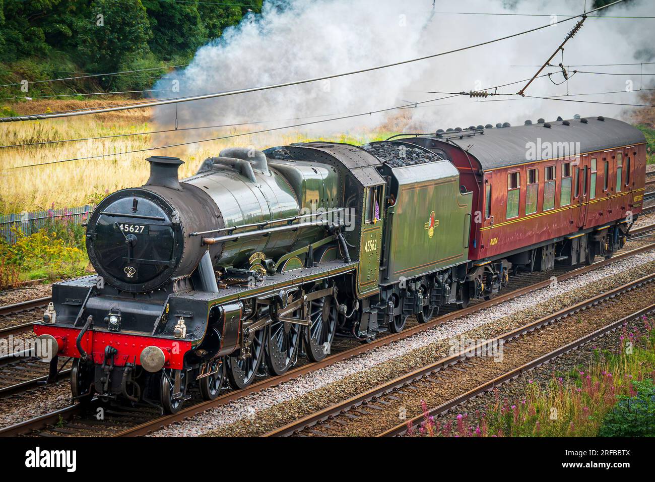 LMS Jubilee Nr. 45699 Galatea läuft jetzt als verschrottete Klassenkameradin Nr. 45627 Sierra Leone. Hier auf der West Coast Main Line in Winwick Stockfoto