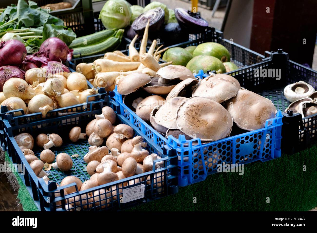 Verkaufsstände mit frischen Speisen am Samstag Farmers Market in Green Park Station Bath UK Stockfoto
