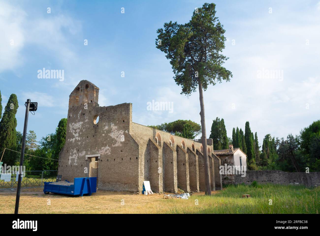 Rom, Latium, Italien, die Ruinen der Kirche San Nicola a Capo di Bove (auf Italienisch: chiesa di san nicola castrumcaetani). Stockfoto