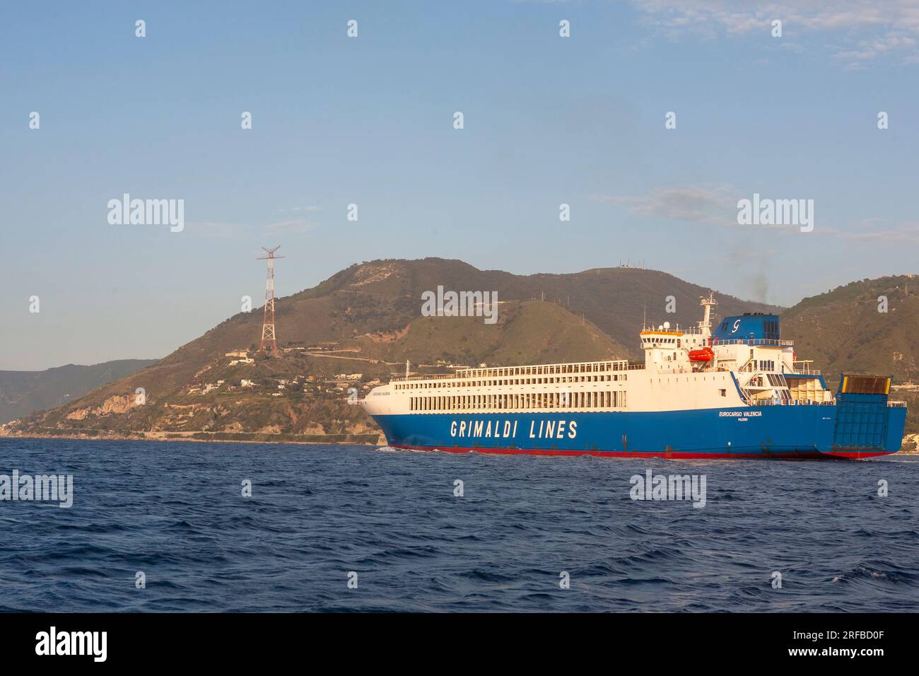 Die Grimaldi-Linien Ro-Ro/Container Carrier „Eurocargo Valencia“ verlassen die Straße von Messina, Italien Stockfoto