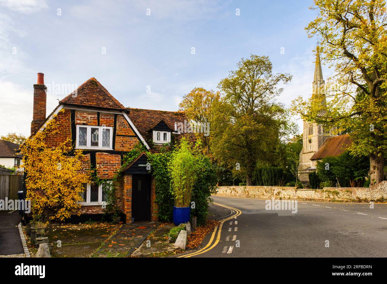 Blick entlang einer Straße zum Corner Cottage und zur St. Mary's Pfarrkirche im Herbst. Prinzen Risborough, Buckinghamshire, England, Großbritannien, Großbritannien Stockfoto