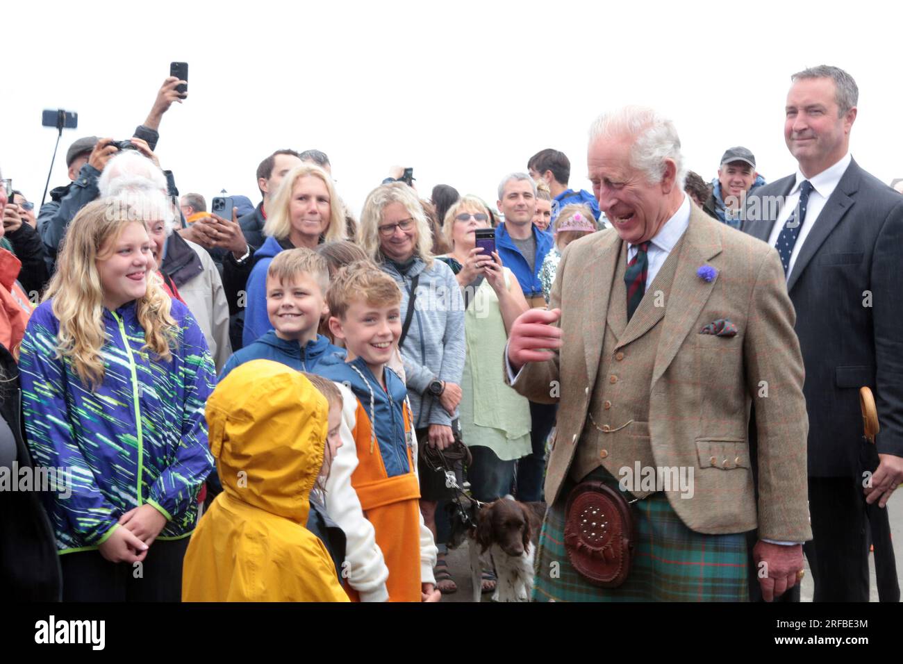König Karl III. Bei einem Besuch der 8-türigen Destillerie in John O'Groats, Wick, in den schottischen Highlands, um die Destillerie offiziell zu eröffnen und Mitglieder der lokalen Geschäftswelt zu treffen. Bilddatum: Mittwoch, 2. August 2023. Stockfoto