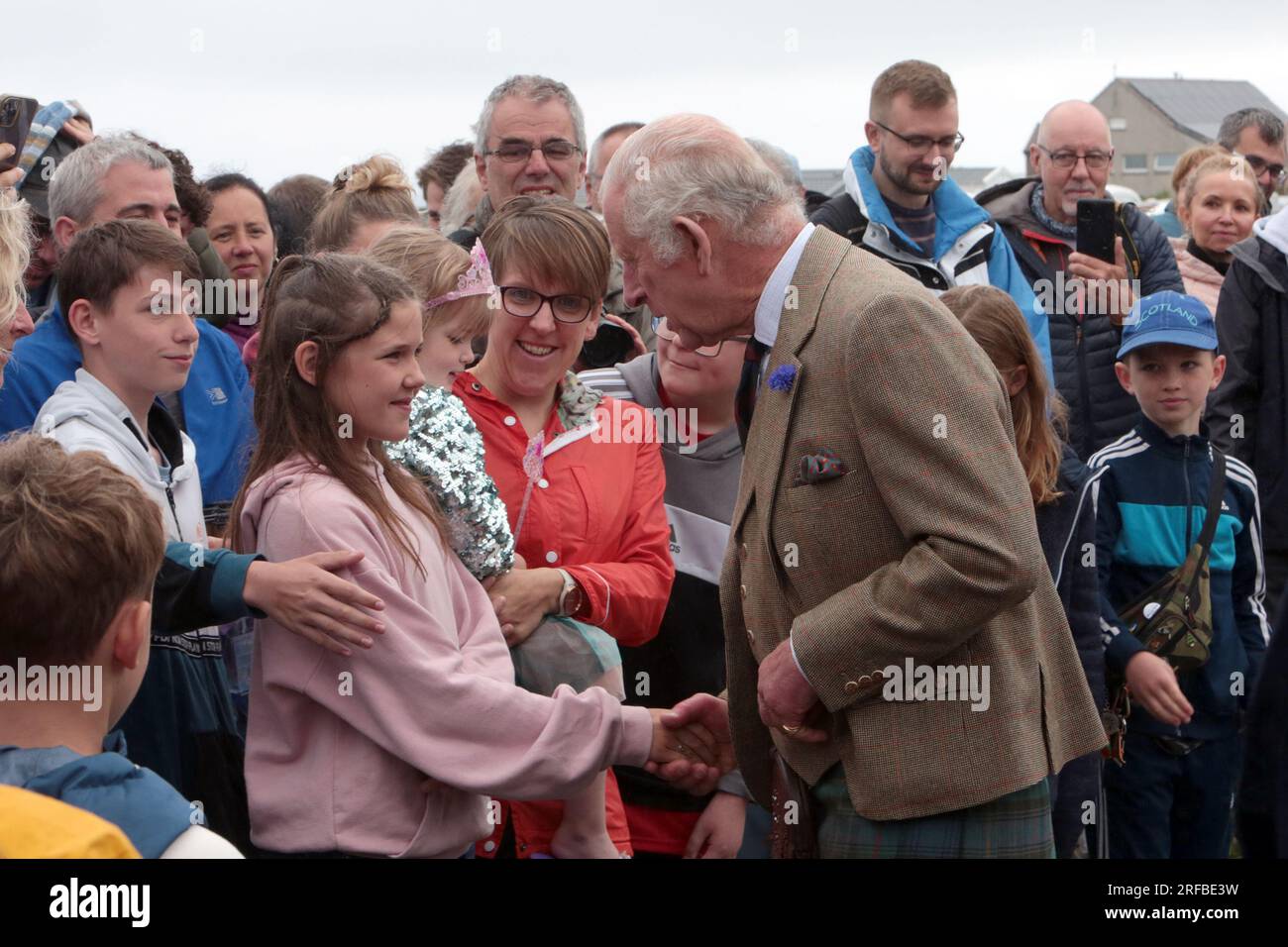 König Karl III. Bei einem Besuch der 8-türigen Destillerie in John O'Groats, Wick, in den schottischen Highlands, um die Destillerie offiziell zu eröffnen und Mitglieder der lokalen Geschäftswelt zu treffen. Bilddatum: Mittwoch, 2. August 2023. Stockfoto