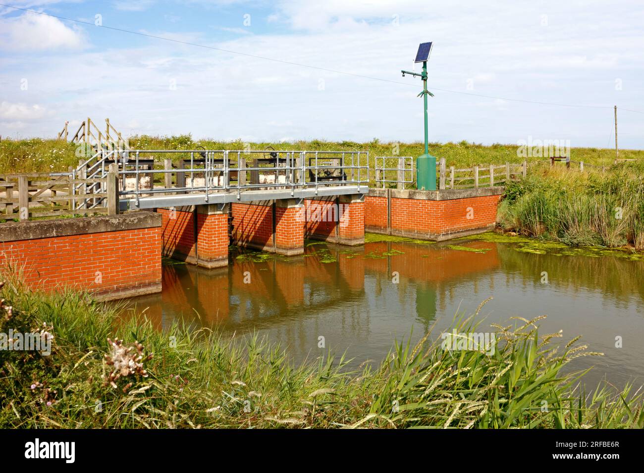 Neue Schnitte und Schleusen im Westen des Naturschutzgebiets Cley Marshes, um eine schnelle Hochwasserevakuierung in Cley Next the Sea, Norfolk, England, Großbritannien, zu ermöglichen. Stockfoto