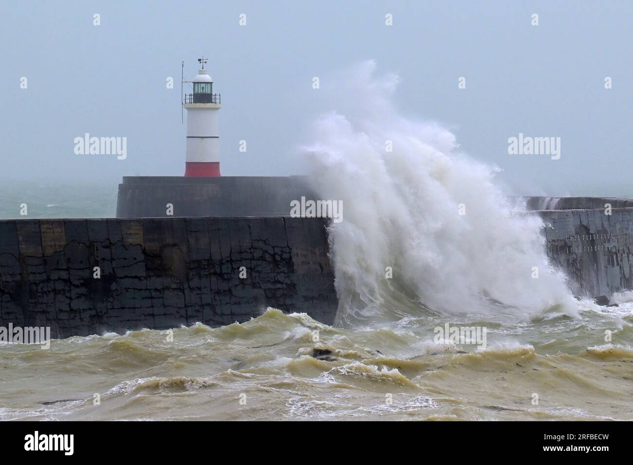 Newhaven East Sussex, Großbritannien. 2. Aug. 2023. Der Leuchtturm und Hafen von Newhaven in East Sussex werden von starken Winden und stürmischen Meeren erschüttert, während das unruhige Wetter weiterhin das britische Sommerkredit MARTIN DALTON/Alamy Live News dominiert Stockfoto