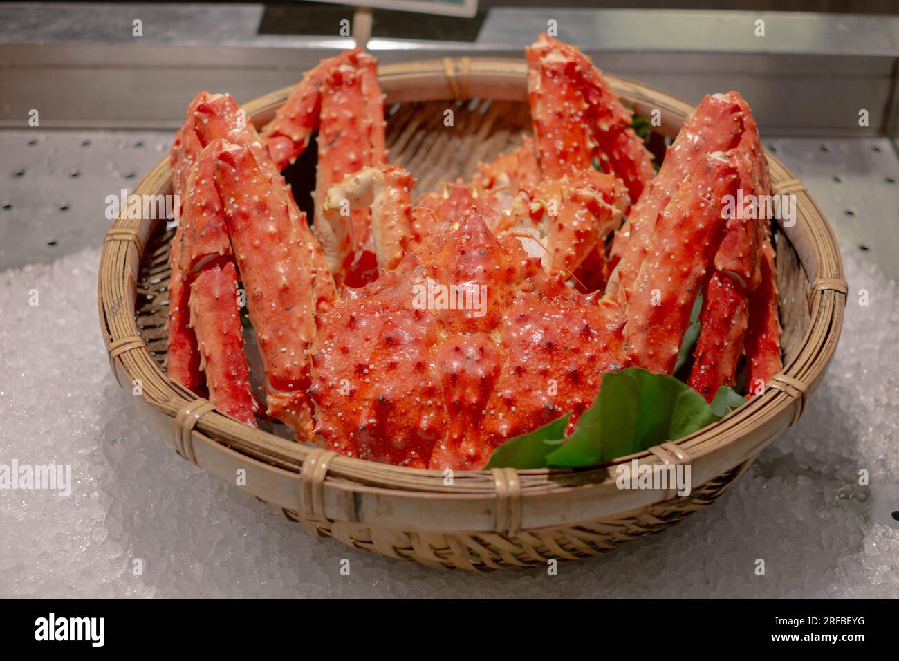 Rotes, frisch gedünstetes, gekochtes Königskrabbenbein vom Meer für köstliche Meeresfrüchte-Gerichte im Ladenmarktrestaurant, rohe orangefarbene alaska-Krallenkrebse A Stockfoto