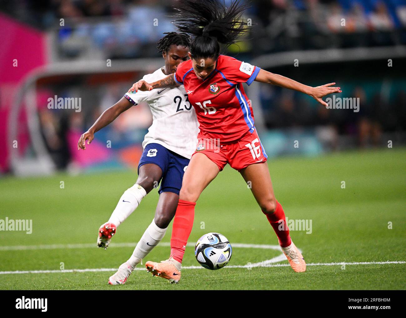 Vicki Becho aus Frankreich und Rebeca Espinosa aus Panama treten am 02. August 2023 im Sydney Football Stadium um den Ball beim FIFA Women's World Cup Australia & Neuseeland 2023 Group F-Spiel zwischen Panama und Frankreich an. Foto: Ischar Khan Stockfoto