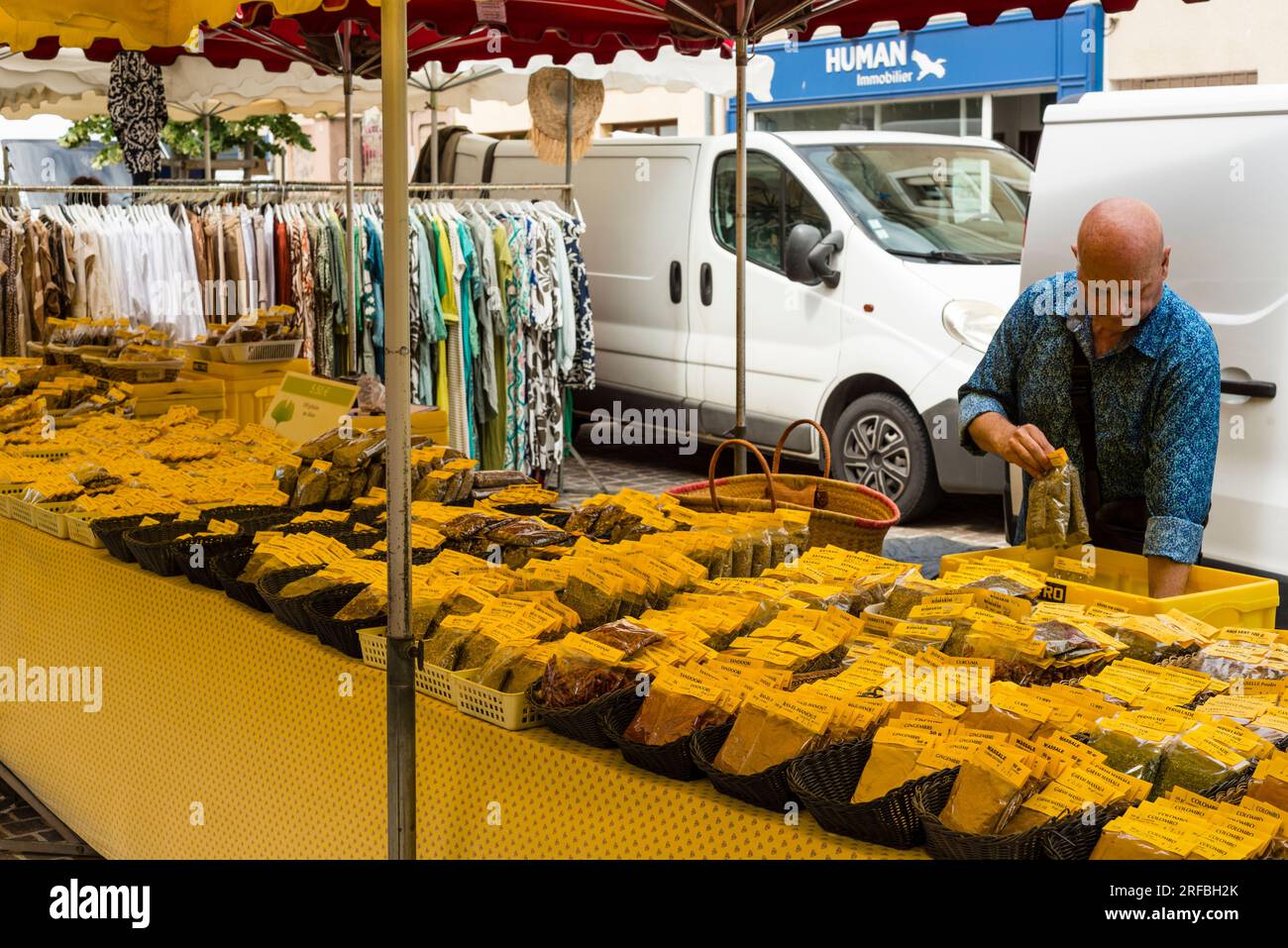 Straßenmarkt, wo Gewürze verkauft werden, Marseillan, Herault, Occitanie, Frankreich Stockfoto