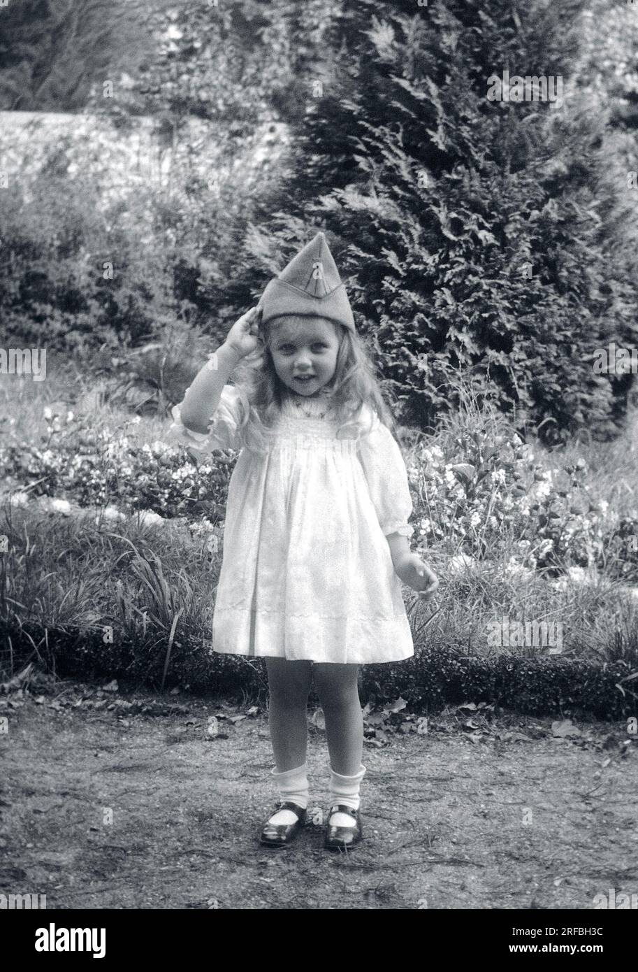 Petite fille, portant un Calot militaire (Frankreich). Photographie 1916. Stockfoto