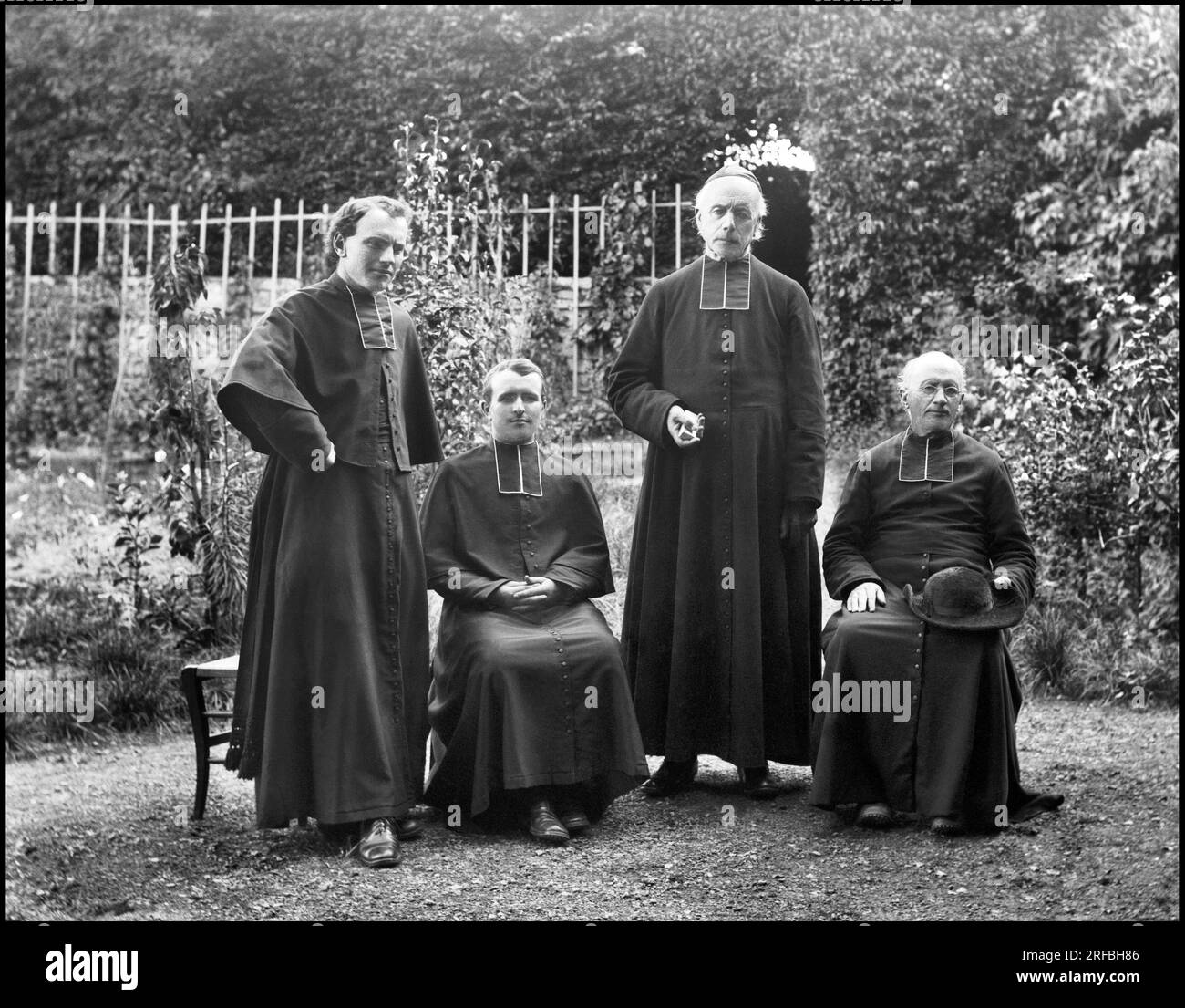 Portraits de quatre membres du clerge catholique. A l'abbaye de Septfontaines, Bourmont (Haute Marne). Photographie, Vers 1870-1886, de Paul Emile Theodore Ducos (1849-1913). Stockfoto