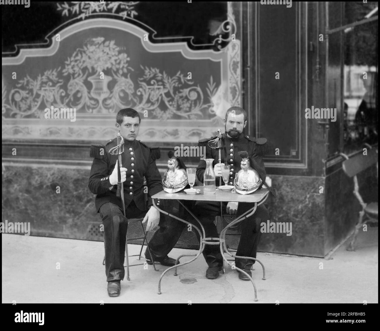 Portraits de deux jeunes militaires en uniforme, a la terrasse d'un Cafe. Photographie, Vers 1870-1886, de Paul Emile Theodore Ducos (1849-1913). Stockfoto
