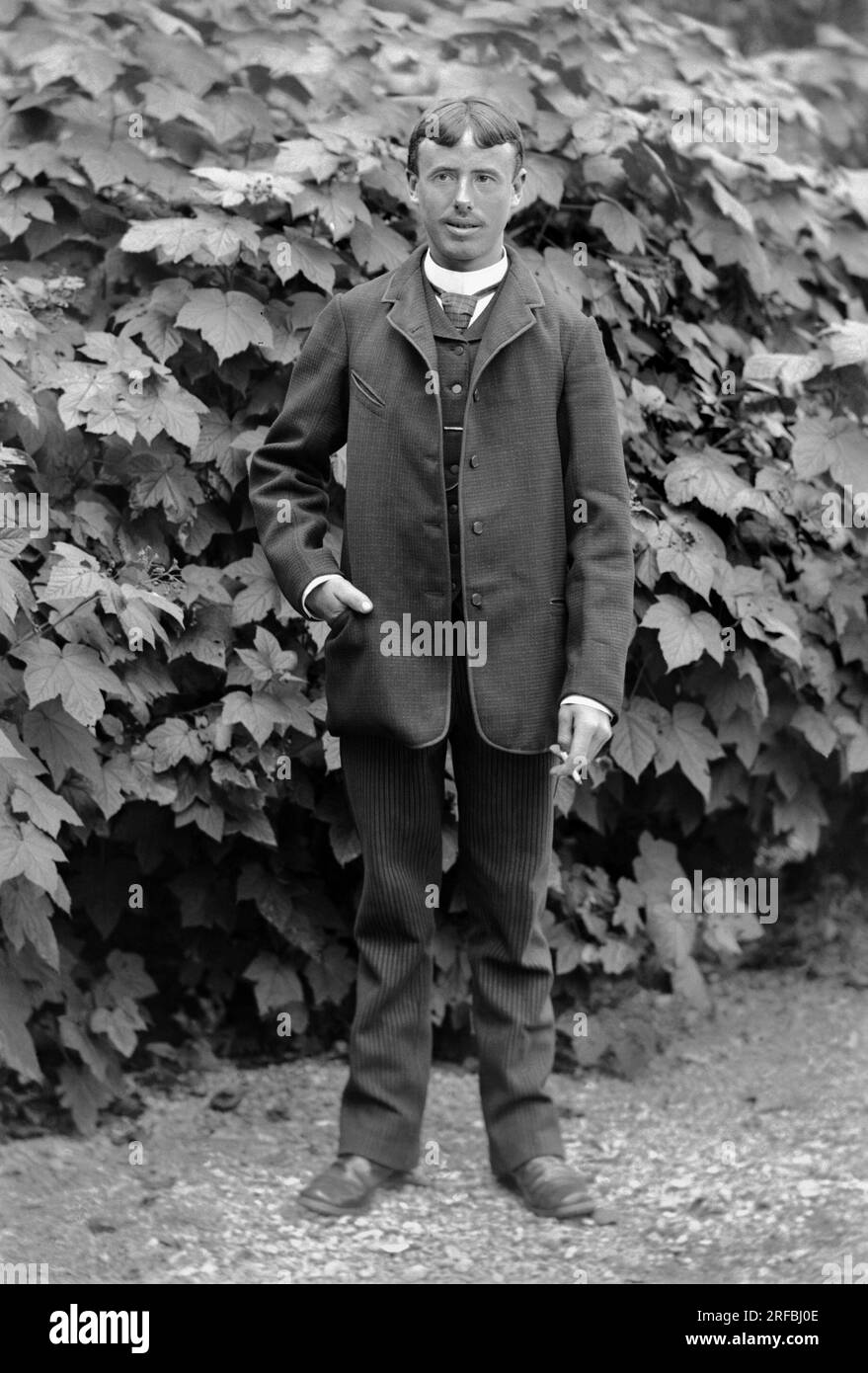 Jeune homme a la Cigarette, employe comme homme a tout faire, posant dans le jardin de l'abbaye de Septfontaines, Pres de Bourmont en Haute-Marne (Haute Marne), vers 1880. Fotografie. Kollektion Ducos. Stockfoto