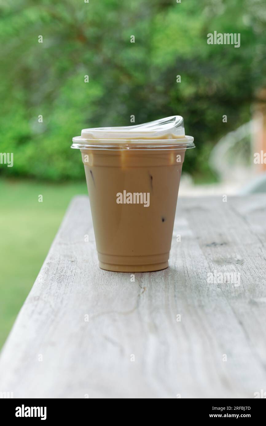 Eiskaffee auf hölzernen Tisch Stockfoto
