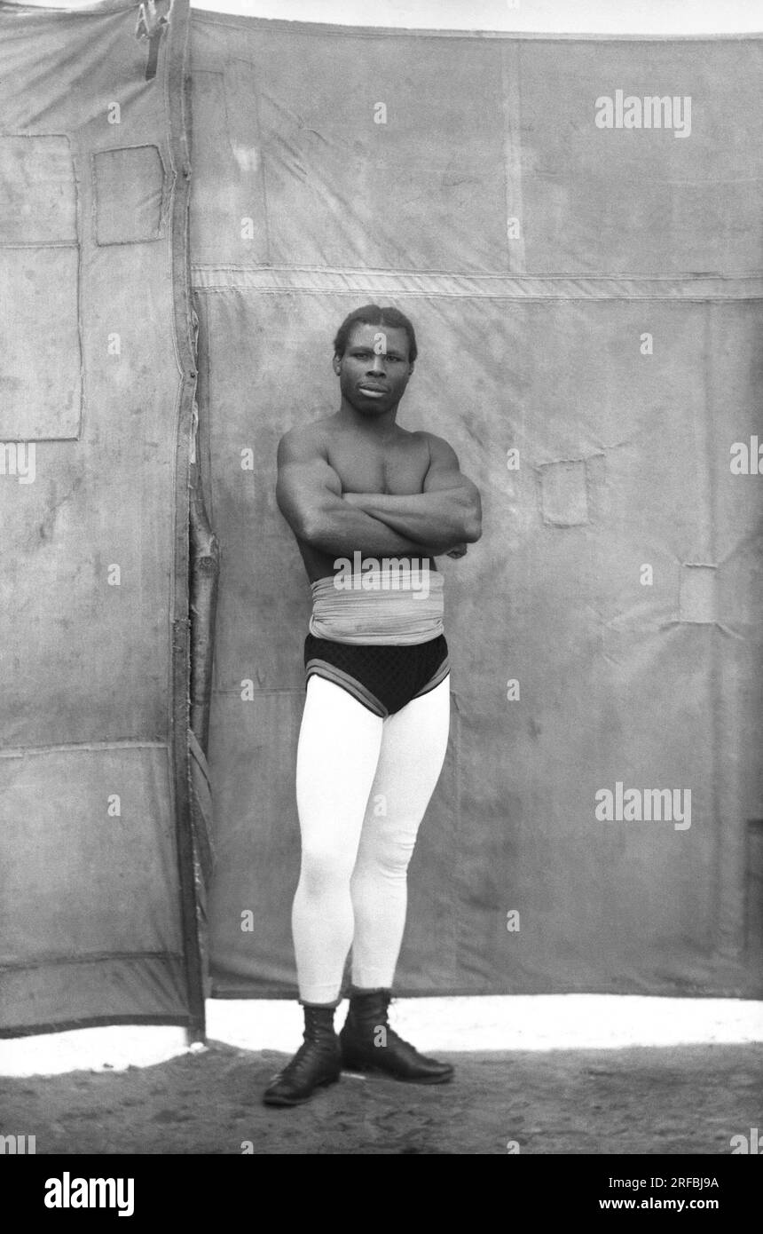 Portrait en bite d'un lutteur africain (noir) d'un cirque ambulant, de Passage a Andelot Blancheville (Haute Marne). Photographie, Vers 1886, de Paul Emile Theodore Ducos (1849-1913). Stockfoto