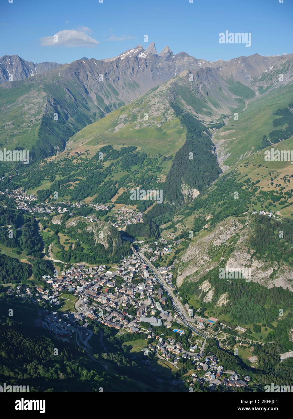 LUFTAUFNAHME. Die Stadt Valloire mit den drei aiguilles d'arves in der Ferne. Savoie, Auvergne-Rhône-Alpes, Frankreich. Stockfoto
