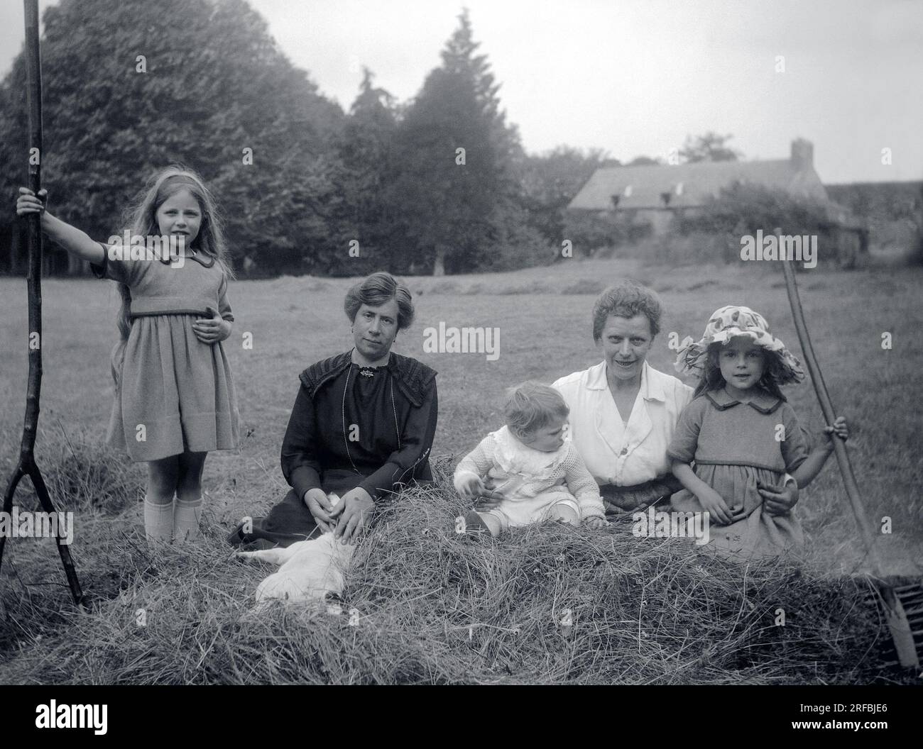 Mere et ses enfants, avec une domestique, dans les champs lors de la fenaison. Bretagne (Frankreich), Photographie 1921-1922. Stockfoto