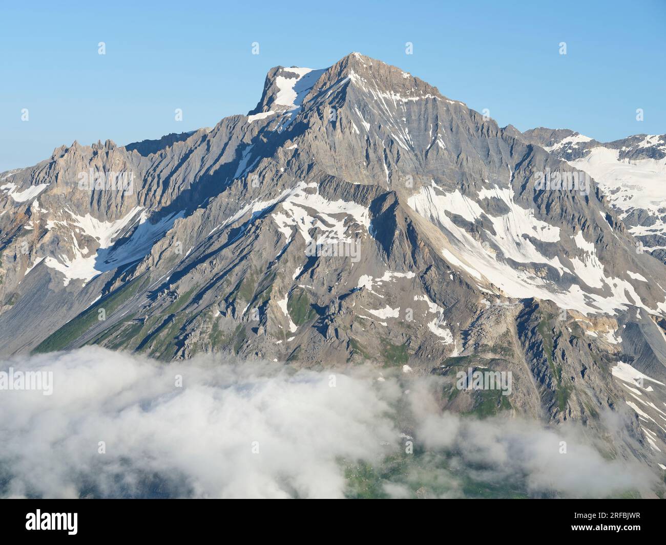 LUFTAUFNAHME. Gipfel des „Dent Parrachée“, ein 3695 Meter hoher Gipfel im Vanoise-Massiv. Val-Cenis, Savoie, Auvergne-Rhône-Alpes, Frankreich. Stockfoto
