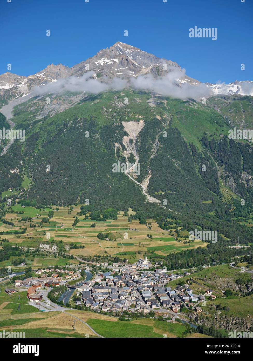 LUFTAUFNAHME. Gipfel des „Dent Parrachée“, ein 3695 Meter hoher Gipfel im Vanoise-Massiv mit Blick auf Val-Cenis. Savoie, Auvergne-Rhône-Alpes, Frankreich. Stockfoto