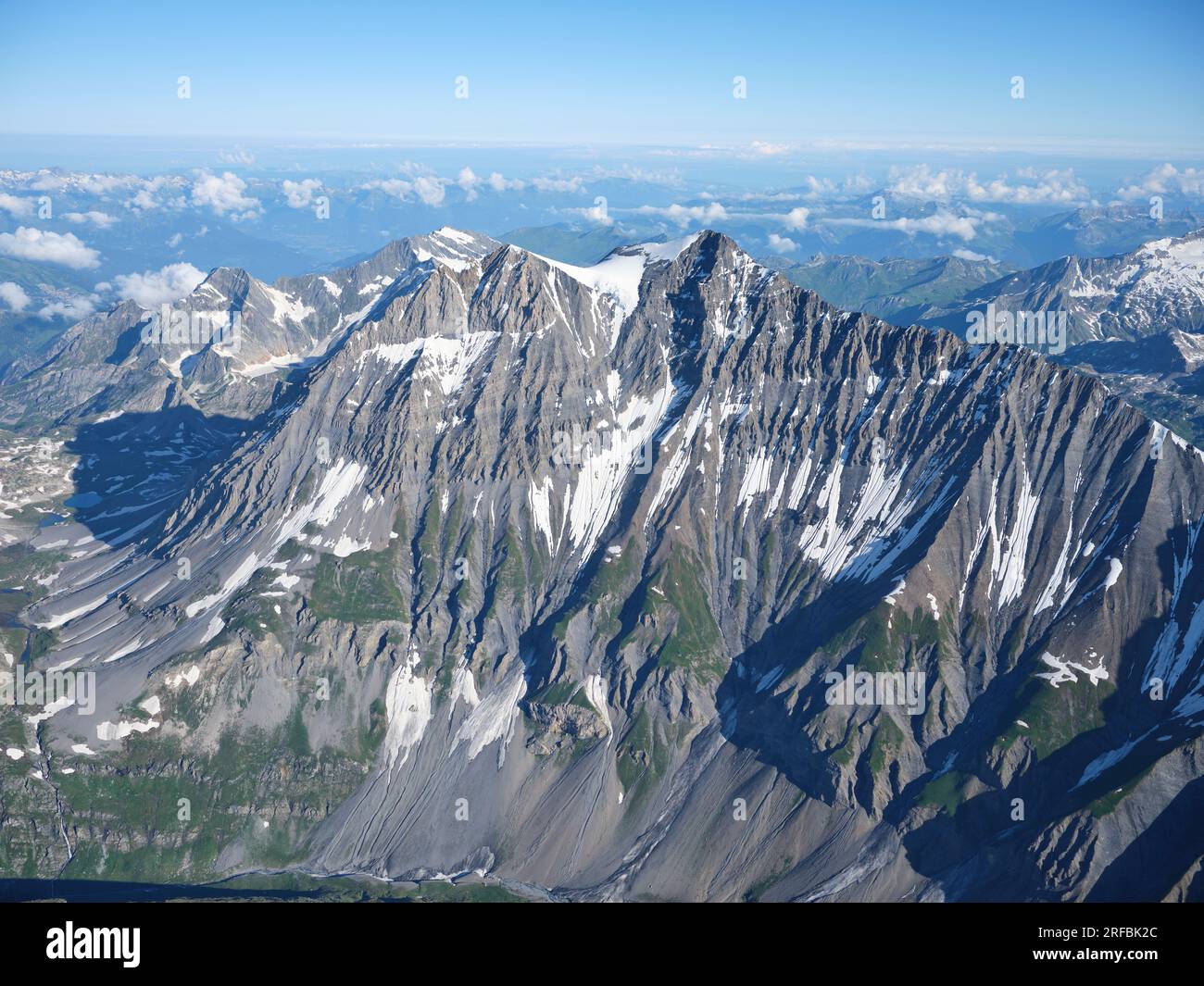 LUFTAUFNAHME. Südseite des Mount Grande Casse (Höhe: 3855m m), dies ist der höchste Gipfel im Vanoise Massiv. Auvergne-Rhône-Alpes, Frankreich. Stockfoto