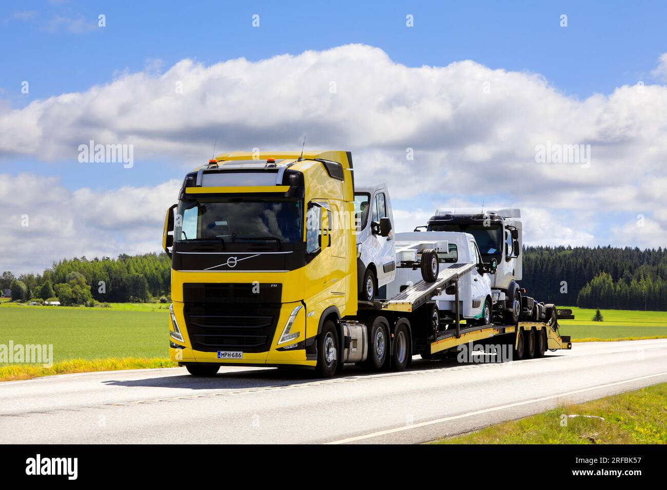 Weiße Tafel Mit Schwarzem A Auf Lkw Neuer gelber Lkw Volvo FH 500 transportiert an einem Sommertag drei