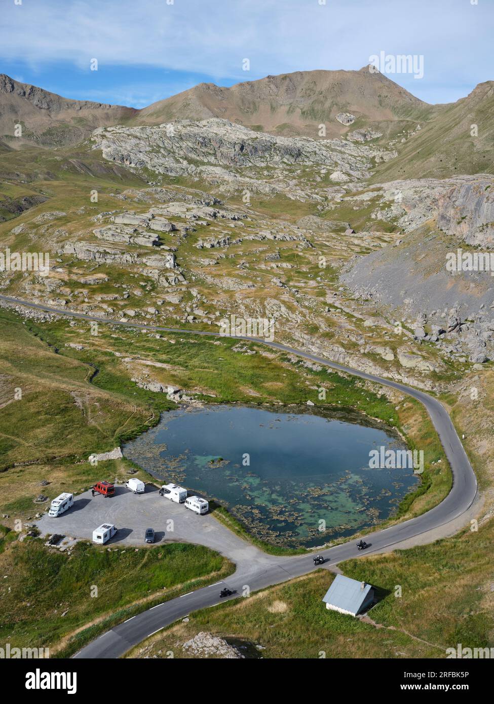 LUFTAUFNAHME. Malerischer See Eissaupres mit Kampersen entlang der Straße zum Col de la Bonette. Jausiers, Alpes-de-Haute-Provence, Frankreich. Stockfoto