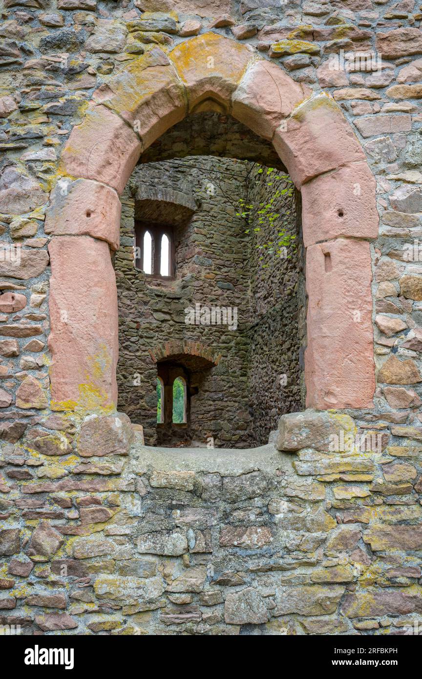 Schauen Sie durch das Schlossfenster in ein altes Schloss, Schwarzwald, Deutschland Stockfoto