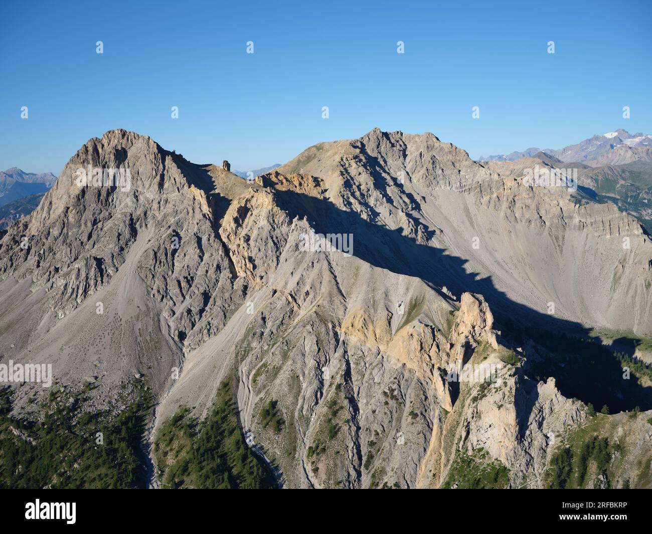LUFTAUFNAHME. Gravina del Mezzodi mit Barrabas Rock im oberen Susa Valley. Bardonecchia, Turin, Piemont, Italien. Stockfoto
