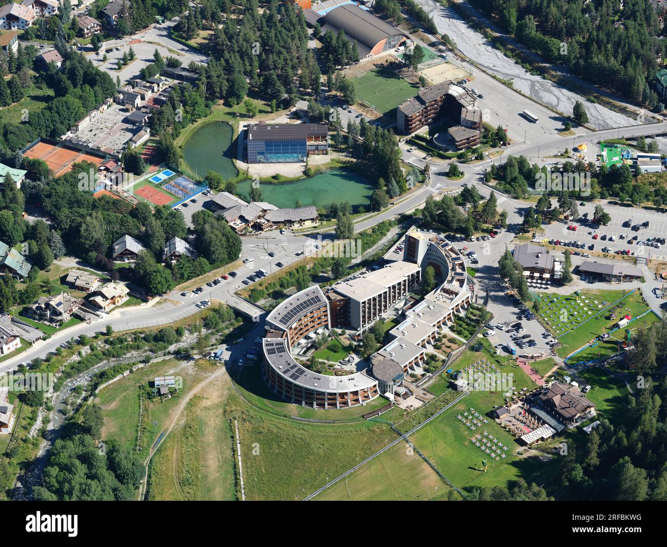 LUFTAUFNAHME. Das Hotel Rive ist ein 4-Sterne-Hotel im Winter- und Sommerresort Bardonecchia. Susa Valley, Turin, Piemont, Italien. Stockfoto