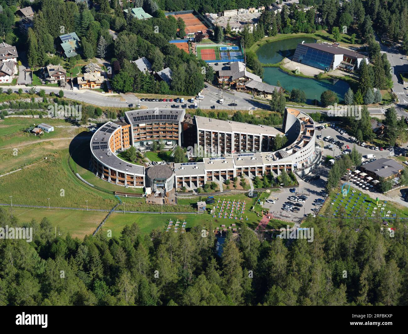 LUFTAUFNAHME. Das Hotel Rive ist ein 4-Sterne-Hotel im Winter- und Sommerresort Bardonecchia. Susa Valley, Turin, Piemont, Italien. Stockfoto