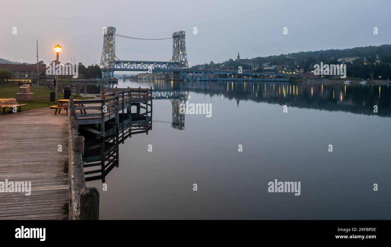 Die Morgendämmerung beginnt über der Portage Lake Lift Bridge, vom Porvoo Park im Keweenaw Waterway, Hancock, Michigan. Stockfoto