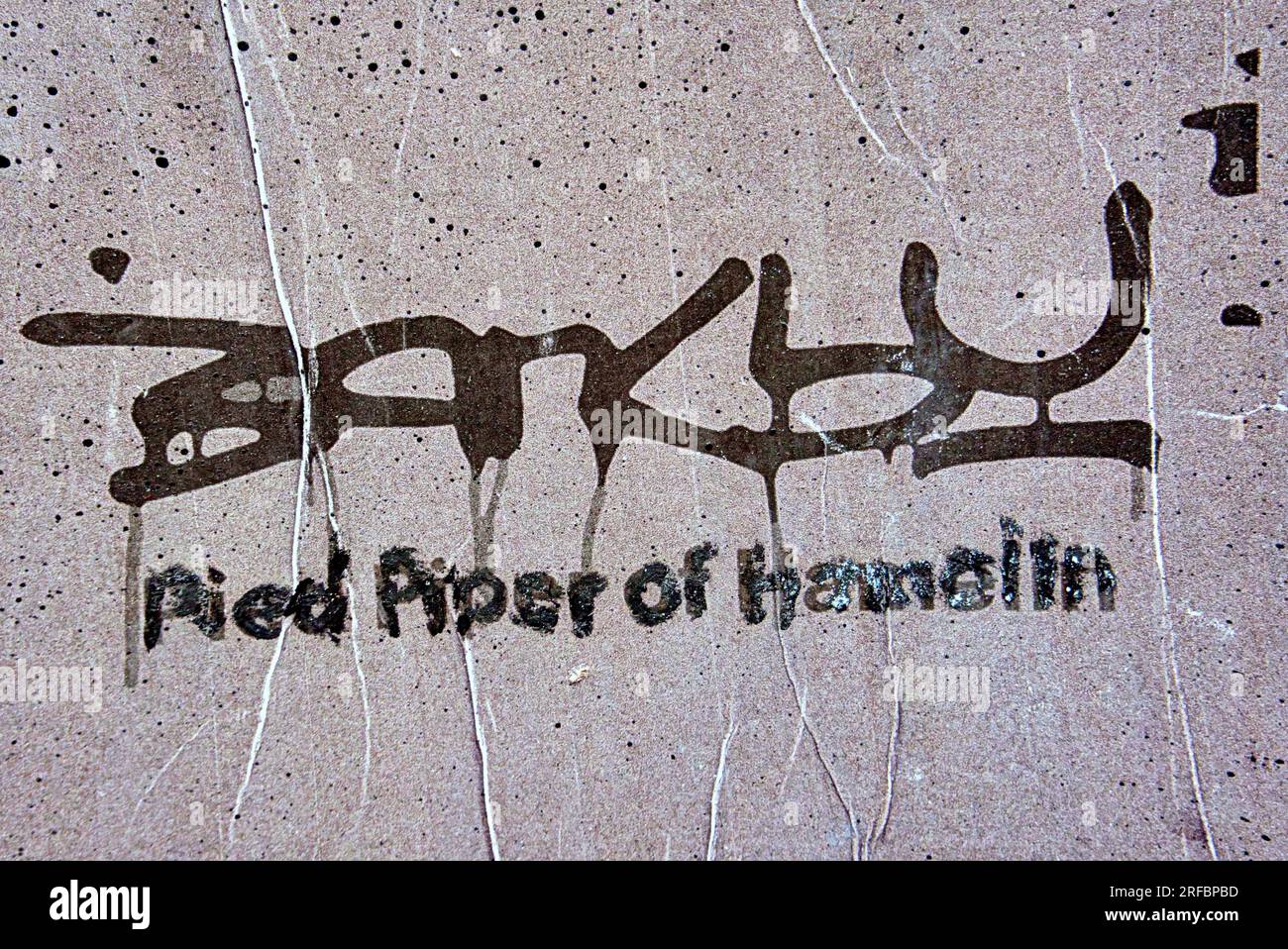 Glasgow, Schottland, Vereinigtes Königreich, 2. August, 2023 Pied Piper of Hamelin by . Die spanische Banksy, bekannt als tv-Boy, röstet den Helden in einem Wandgemälde, während der Rattenfänger Ratten nach den Auktionshäusern, die Banksy-Kunst verkaufen, beschriftet. Credit Gerard Ferry/Alamy Live News Stockfoto