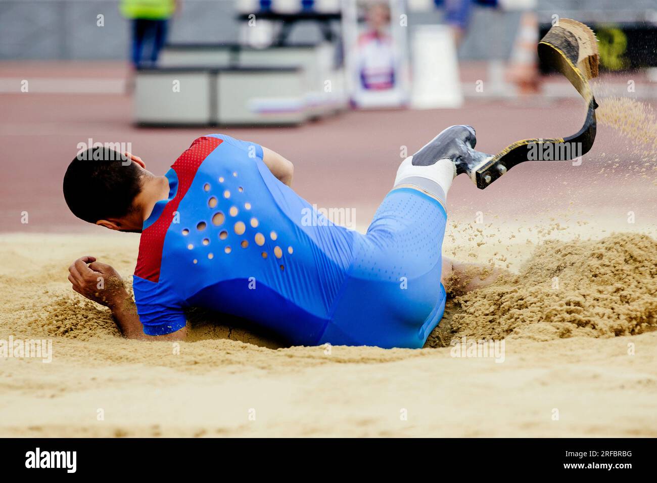 Parapathleten-Langsprung, Landung im Sand bei sportlichen Wettkämpfen, Sommersportspielen Stockfoto