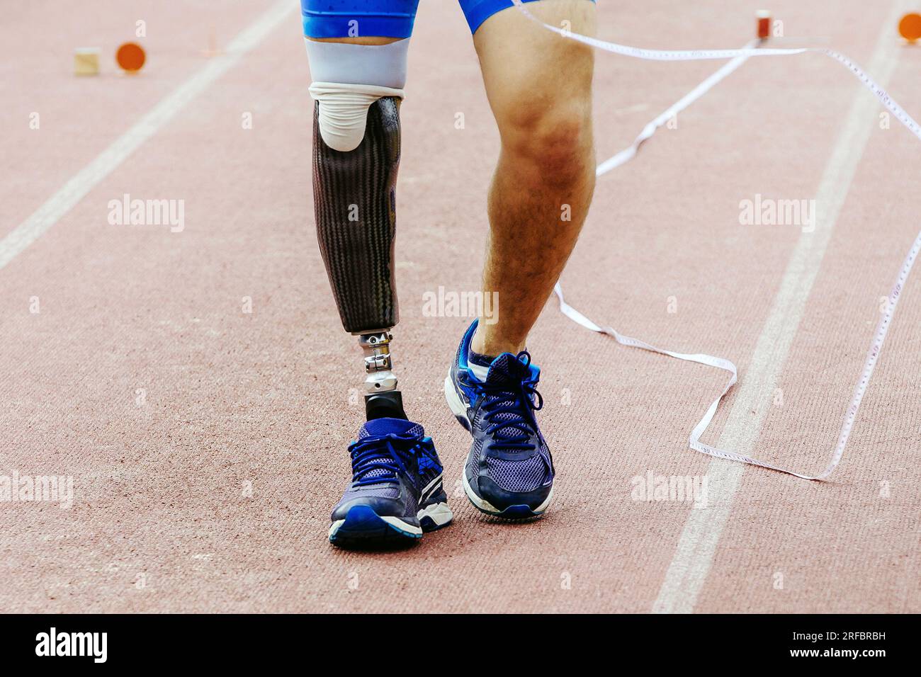 Para-Athlet misst den Vorsprung bei sportlichen Wettkämpfen und Sport-Sommerspielen Stockfoto