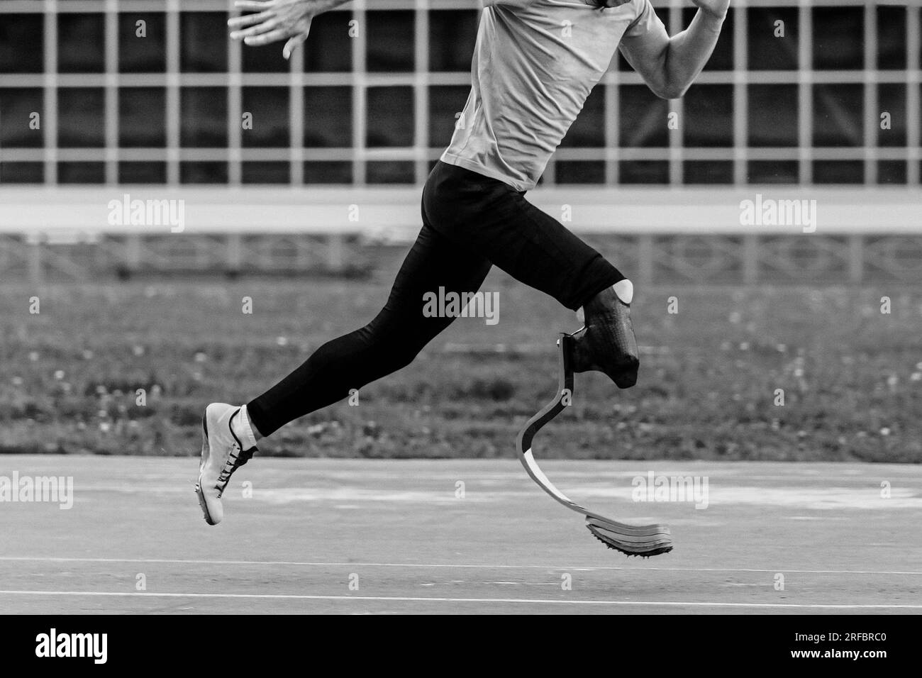 Paraathletischer Running-Sprint-Wettkampf, Schwarz-Weiß-Foto Stockfoto