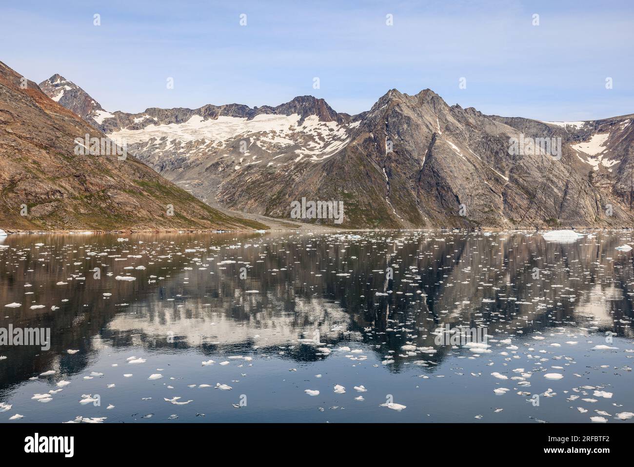 Wunderschöne arktische Landschaft mit felsigen Bergen und Gletschern mit Schnee im stillen Wasser des Prinzen christian Sound grönland Stockfoto