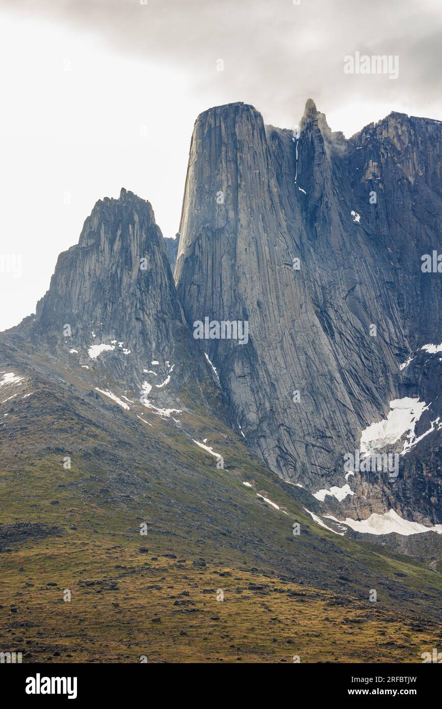 Luftaufnahmen des massiven schornsteinfarbenen Gipfels des Ulametorsuaq-Gebirges im Tasermiut-Fjord in südgrönland Stockfoto