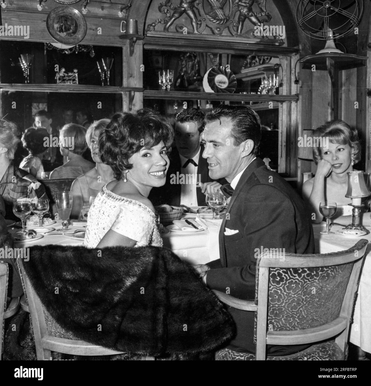 Ein junger Shirley Bassey und Schauspieler Scott Brady essen in einem Londoner Restaurant in den 1950er Jahren Stockfoto