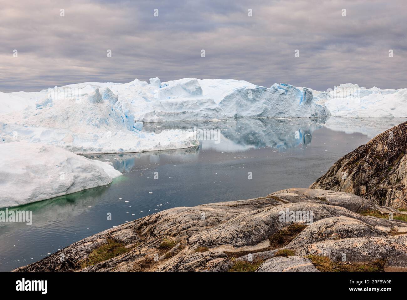 Malerische Landschaft von ilulissat icefjord, UNESCO-Weltkulturerbestätte, gefüllt mit riesigen Eisbergen, die aus dem produktivsten Gletscher im Norden gekalbt wurden Stockfoto