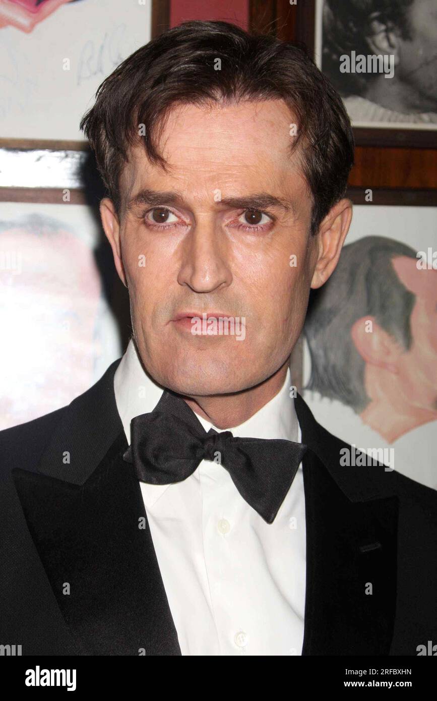 Rupert Everett nimmt am 15. März 2009 an der Eröffnungsfeier für Noel Cowards „Blithe Spirit“ im Sardi's in New York City Teil. Foto: Henry McGee/MediaPunch Stockfoto