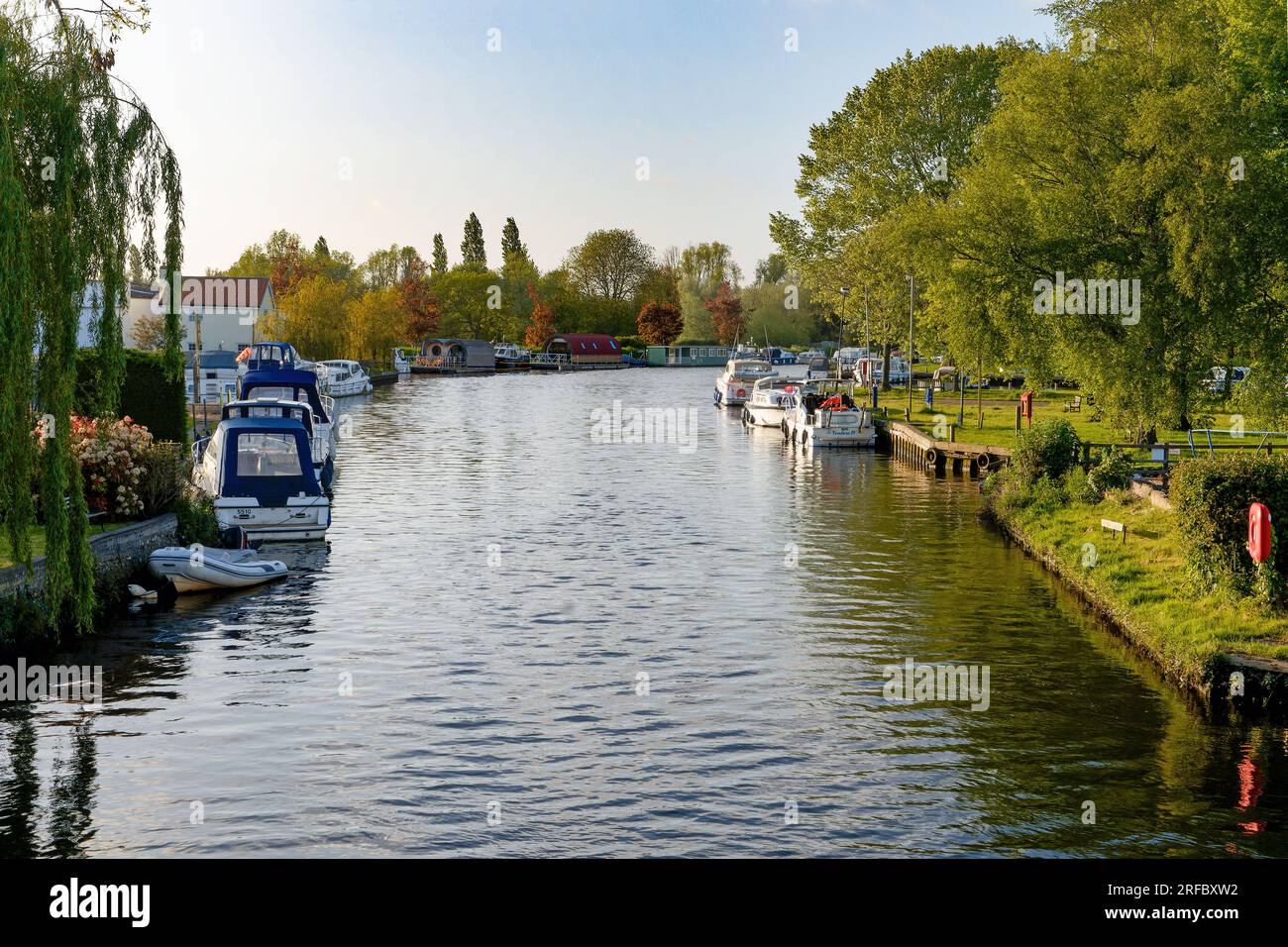 Boote auf dem Fluss Waveney at the Quay in Beccles at Sunset , Suffolk , England , UK Stockfoto