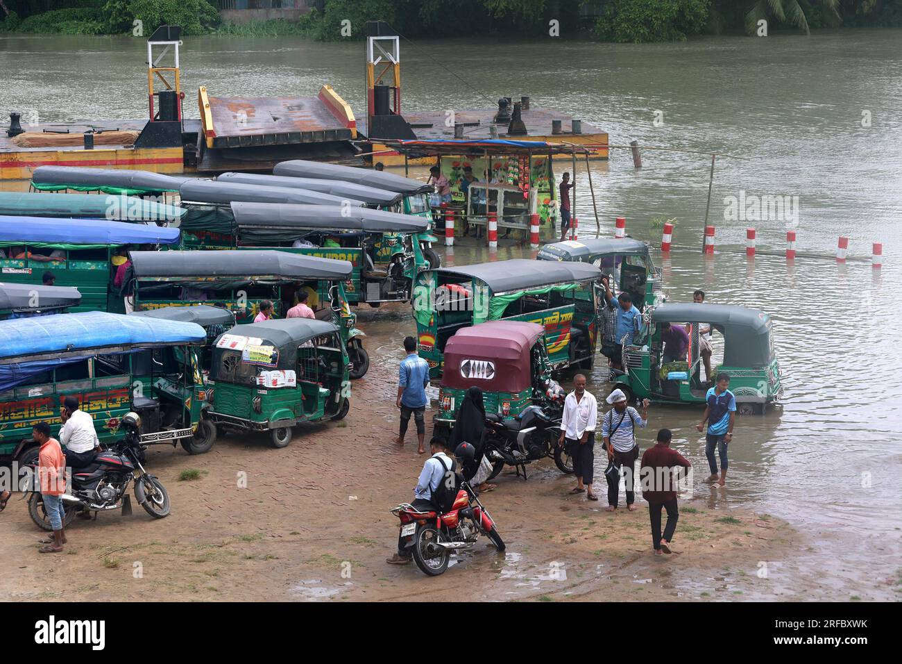 Chittagong, Kalurghat, Bangladesch. 2. Aug. 2023. 2. August 2023. Chittagong, Bangladesch : die Kalurghat-Brücke in Chittagong, Bangladesch, wurde wegen Renovierungsarbeiten geschlossen. Mehr als zehn Seen von Boalkhali upazila leiden nach der Überquerung des Flusses Karnaphuli unter extremem Leid.aufgrund des Vollmondeinflusses ist die Fähre in das Gezeitenwasser des Flusses eingetaucht. Die Fahrzeuge müssen gefährlich an Bord der Fähre gehen, da die Passage der Fähre in Wasser getaucht ist. Die Eisenbahningenieurabteilung sagte, dass die Brücke dies sein wird Stockfoto