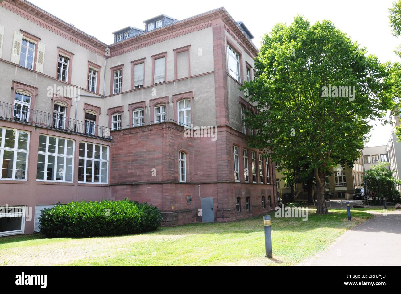 Wohnviertel mit architektonischen Gebäuden und Natur in Deutschland Stockfoto