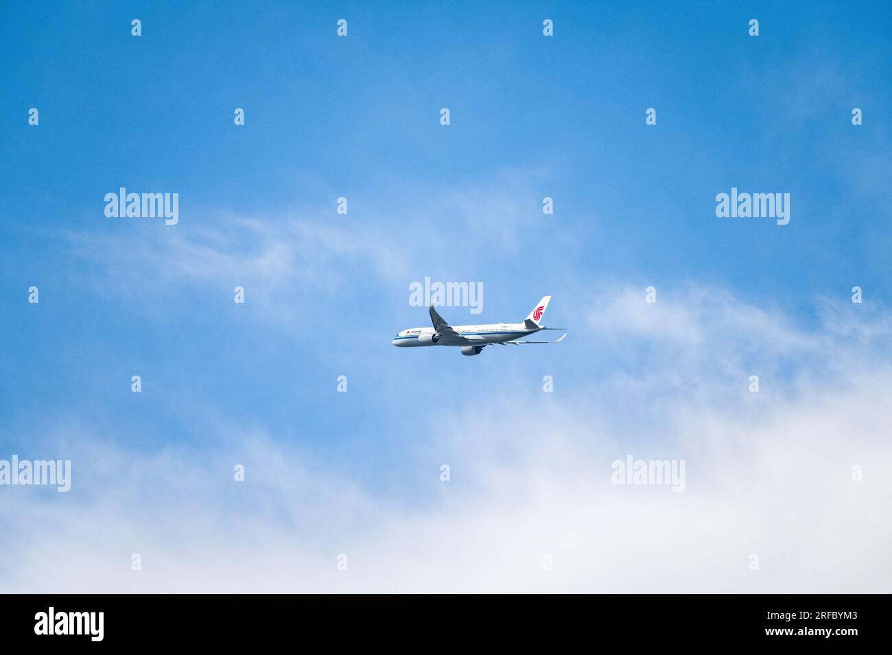 Klarer Himmel China Internationaler Flug A320-300 Flugzeug Stockfoto