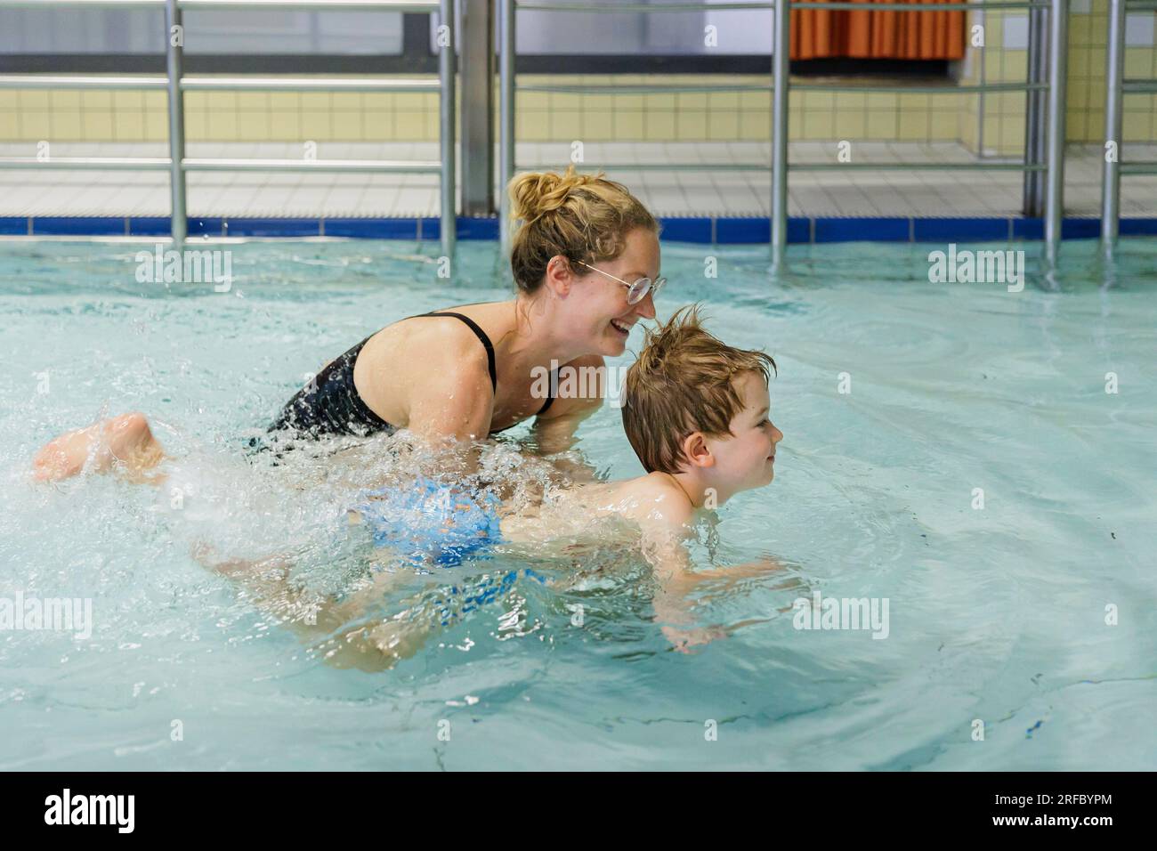 Bornheim, Deutschland. 02. Aug. 2023. Thema: Vorschulkinder lernen, in einem öffentlichen Pool zu schwimmen. Kredit: dpa/Alamy Live News Stockfoto