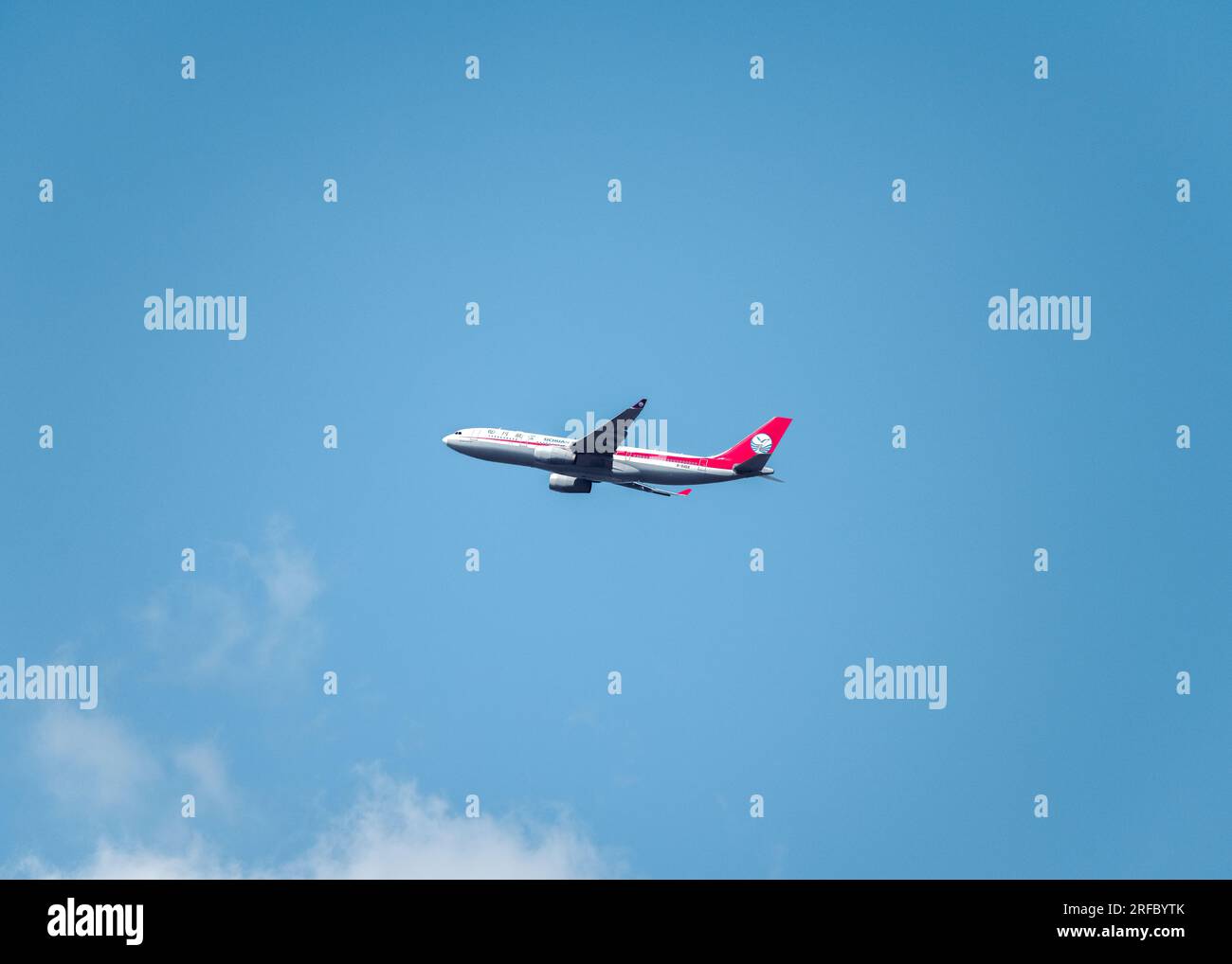 Klarer Himmel Sichuan Airlines A330-200 Flugzeug. Stockfoto