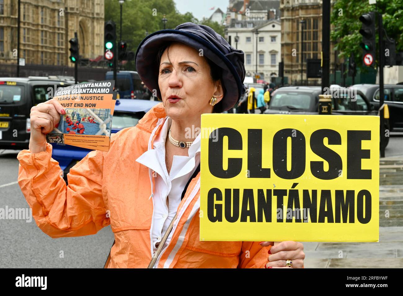 London, Großbritannien. Aktivisten des britischen Guantanamo Network haben sich gegenüber den Parlamentsgebäuden versammelt, um ein Ende von 21 Jahren Ungerechtigkeit und die sofortige Schließung von Guantanamo zu fordern. Kredit: michael melia/Alamy Live News Stockfoto