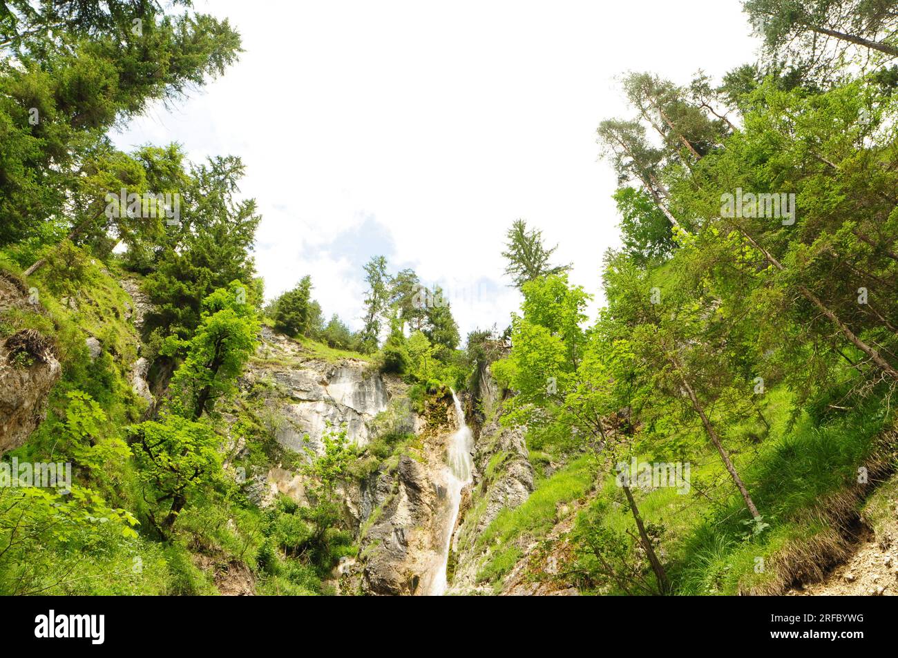 Wasserfall bei Achenkirch, Österreich, an einem sonnigen Tag Stockfoto