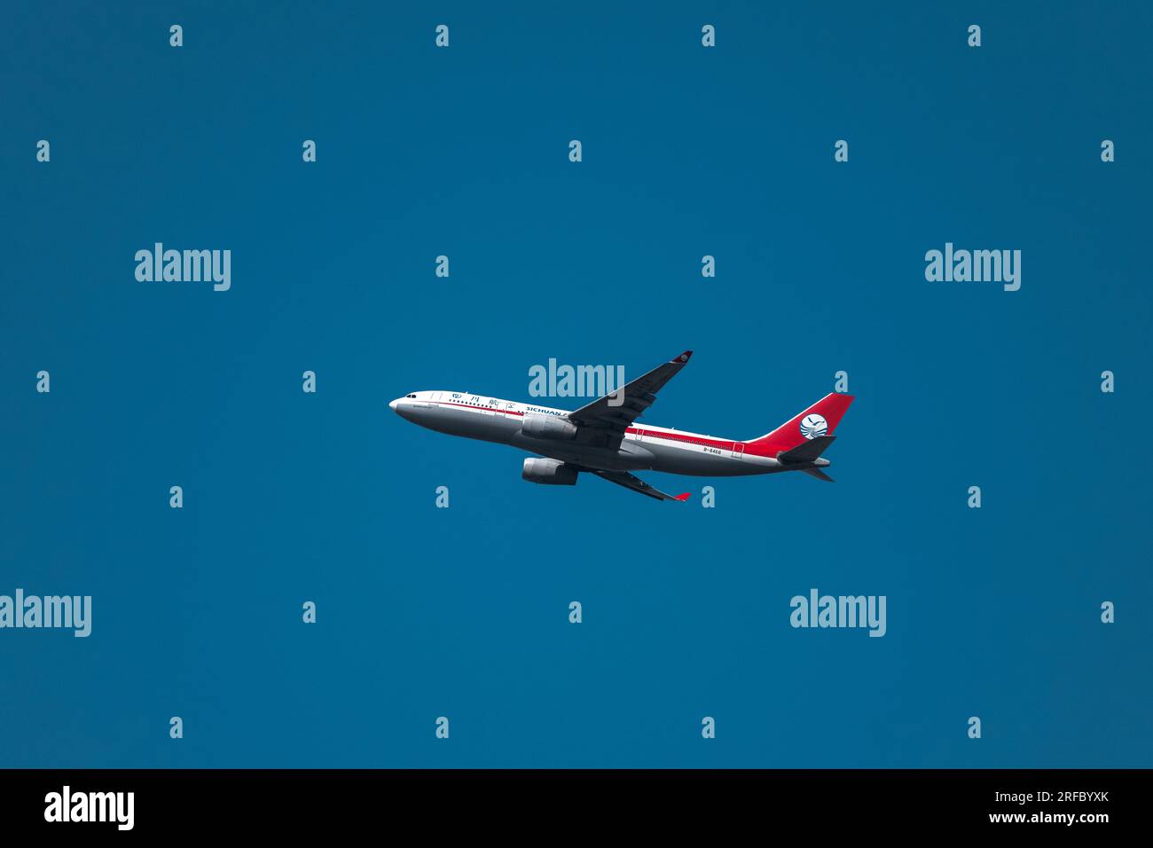 Klarer Himmel Sichuan Airlines A330-200 Flugzeug. Stockfoto