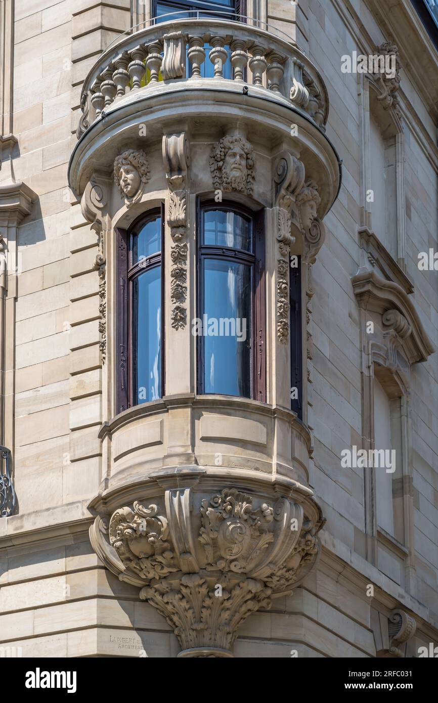 Stadtbild mit Details der malerischen Eckfenster am historischen Gebäude. Im hellen Sommerlicht in Stuttgart, Baden Wuttenberg, Ger Stockfoto