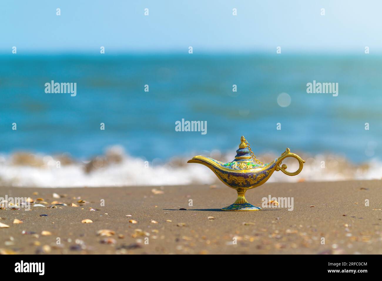 Alte Aladdin-Lampe am Meer Stockfoto